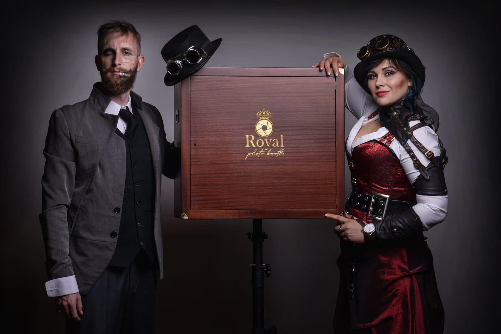 Steampunkový pár u fotokoutku Royal